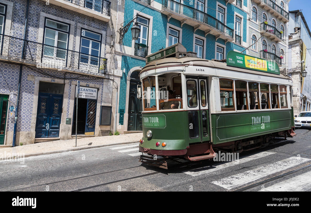 Un tramway typique emmène les touristes à découvrir la vieille ville de Lisbonne avec son architecture et ses maisons colorées Portugal Europe Banque D'Images