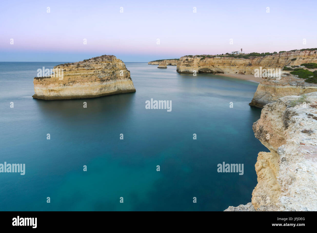 Vue du haut de falaises et l'eau turquoise de Praia de Albandeira Caramujeira Carvoeiro Lagoa Algarve Portugal Europe Municipalité Banque D'Images