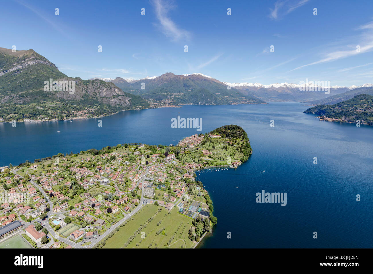 Vue aérienne du village de Bellagio frames par le bleu du lac de Côme et des sommets enneigés en arrière-plan l'Europe Italie Lombardie Banque D'Images