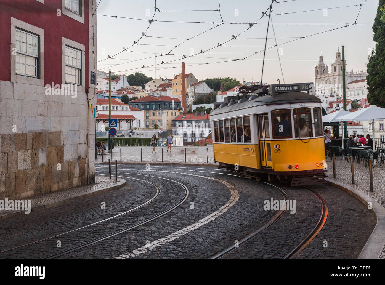 Atmosphère romantique dans les vieilles rues de l'Alfama avec le château en arrière-plan et le tram numéro 28 Europe Portugal Lisbonne Banque D'Images