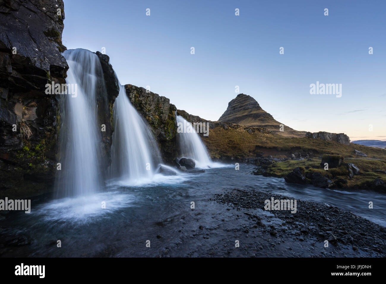 Paysage avec des cascades et la montagne Kirkjufell, péninsule de Snæfellsnes, l'ouest de l'Islande, l'Europe, Banque D'Images