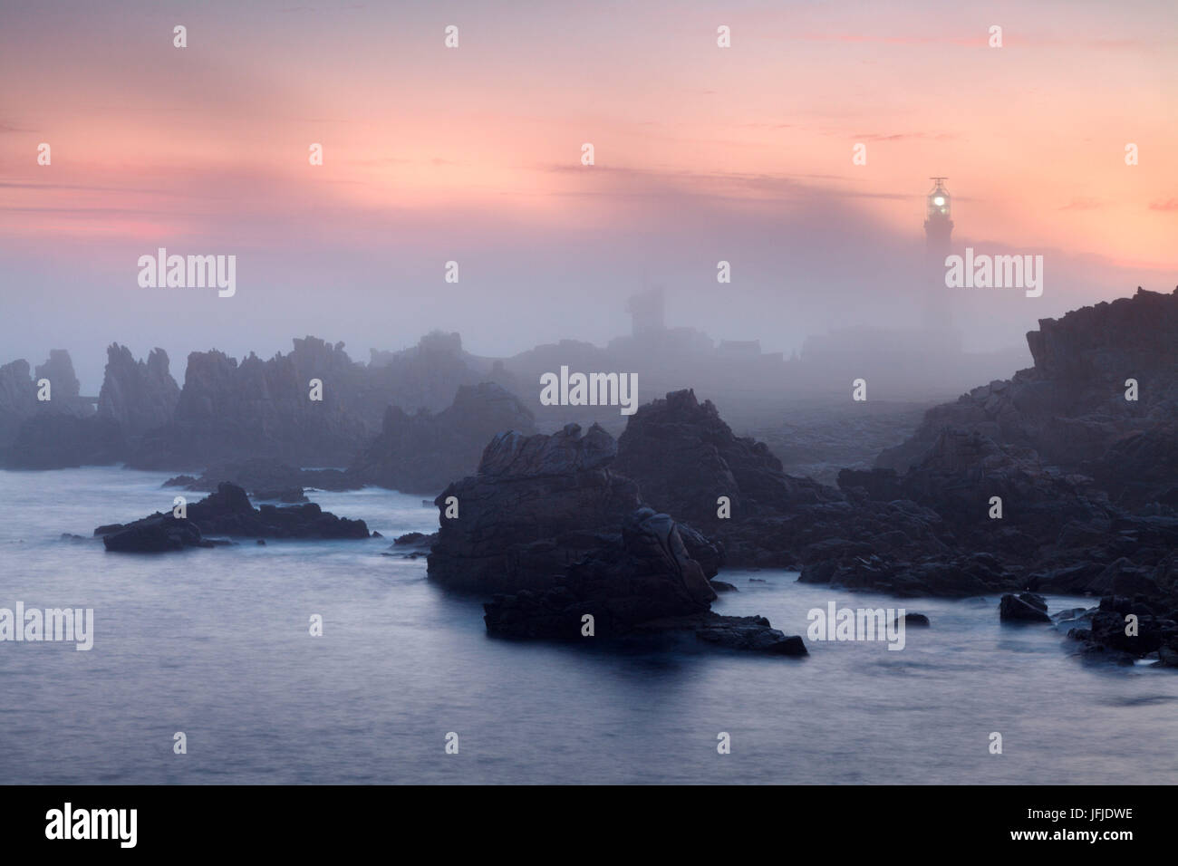 L'île d'Ouessant, Bretagne, France, le Creach phare dans le brouillard au lever du soleil, Banque D'Images