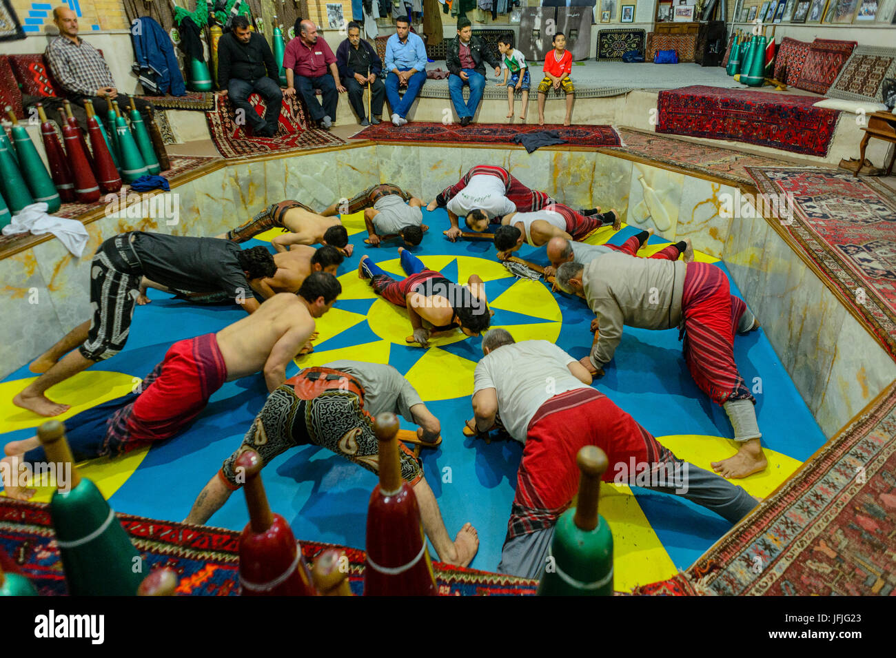 Zurkhaneh traditional iranian sport man Banque de photographies et d ...