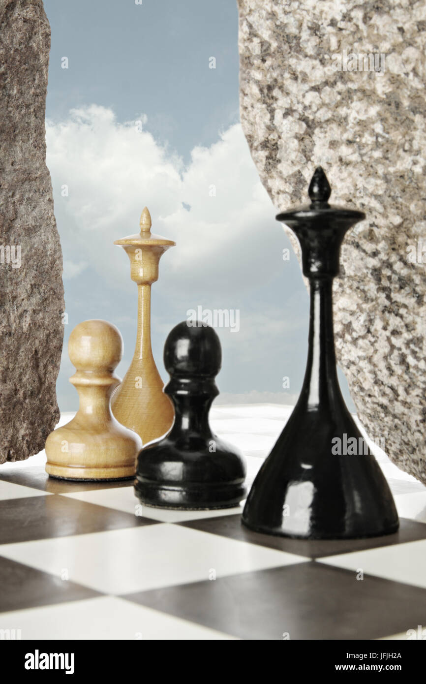 Bataille d'échecs inhabituels. L'accent sur la reine blanche Banque D'Images