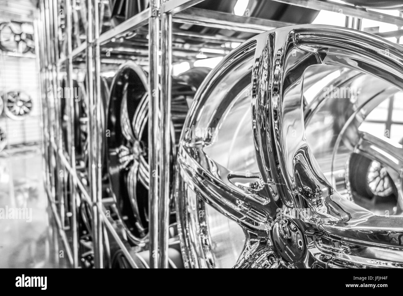 Roues en alliage de divers en magasin, selective focus. Banque D'Images