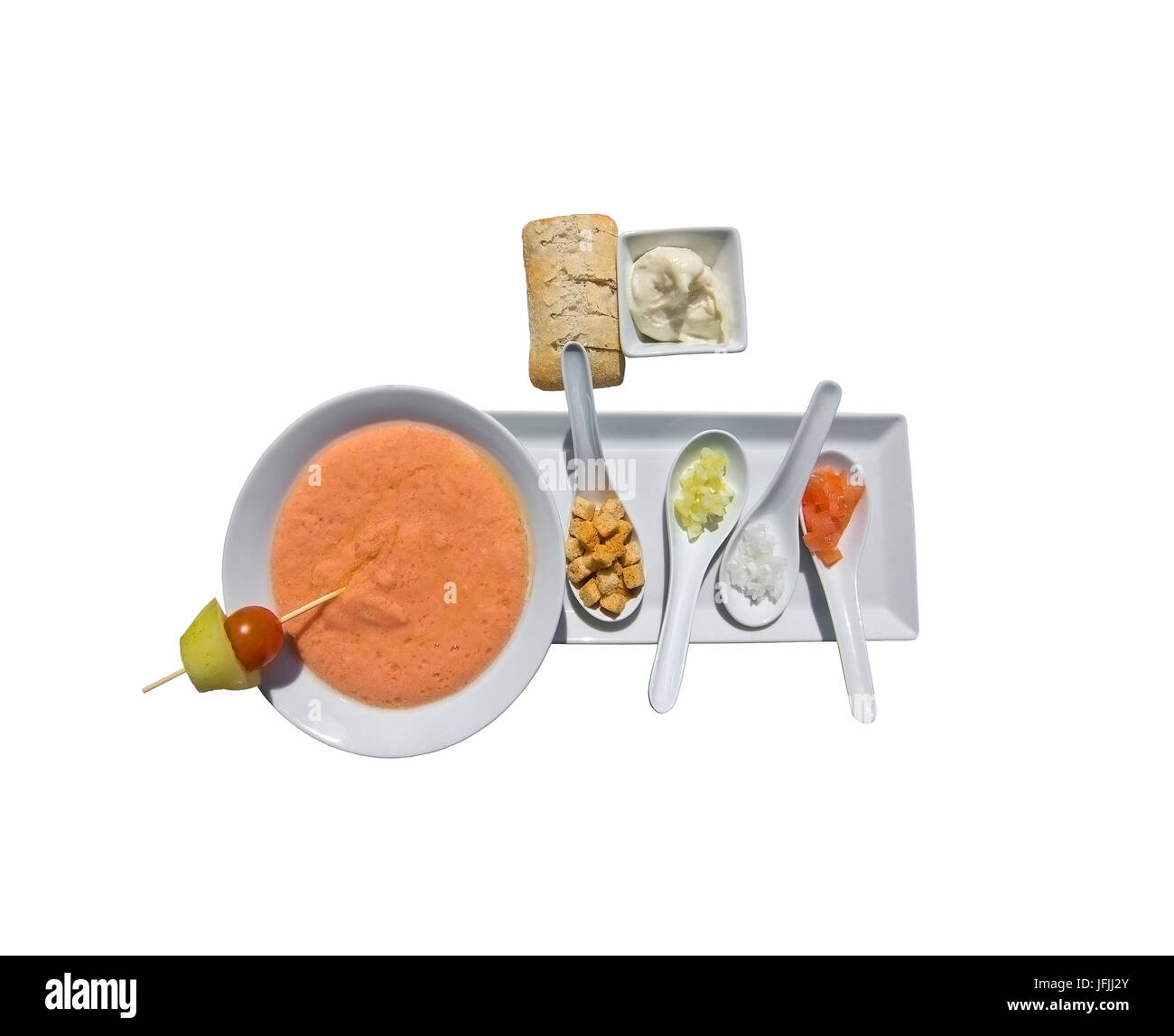 Soupe gaspacho et ingrédients afficher isolated on white Banque D'Images