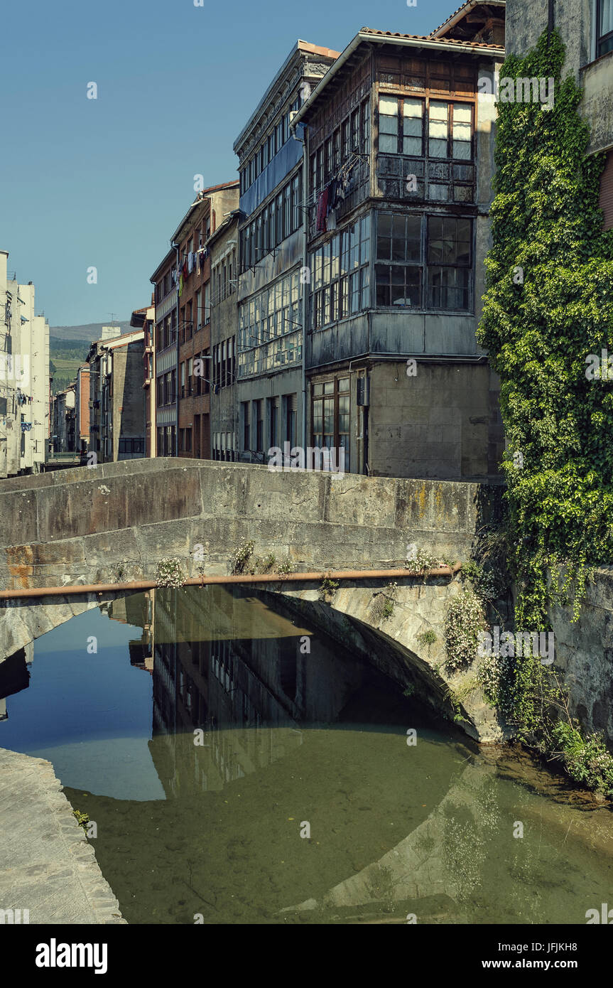 La ville de Durango est traversée du nord au sud par la rivière Mañaria, Vizcaya, Pays Basque, Espagne, Europe. Banque D'Images