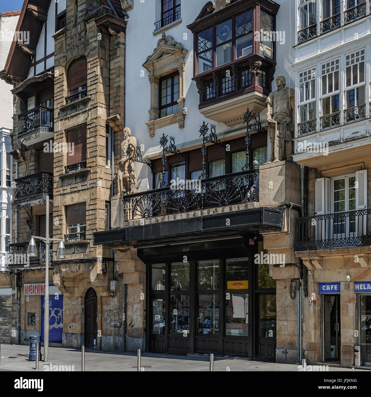 Cadre typique et célèbre façade d'un immeuble de la vieille ville de la ville de Durango, province de Biscaye, Pays Basque, Espagne, Europe. Banque D'Images