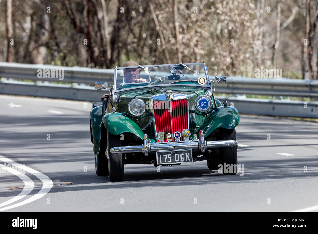 Vintage 1951 MG TD Roadster la conduite sur des routes de campagne près de la ville de Birdwood, Australie du Sud. Banque D'Images