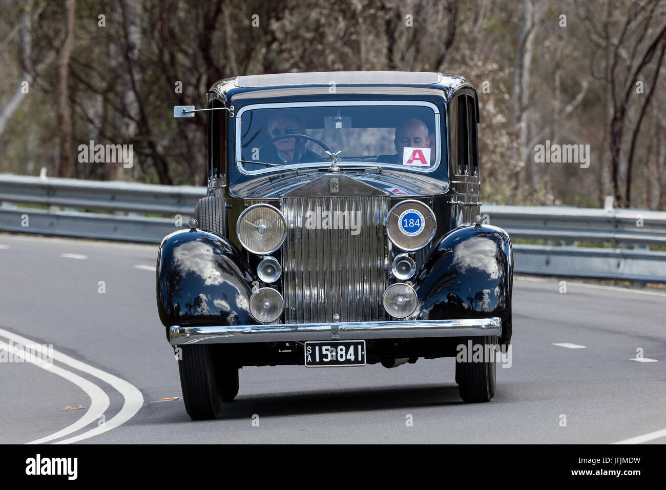 Vintage 1937 Rolls Royce 25/30 Saloon la conduite sur des routes de campagne près de la ville de Birdwood, Australie du Sud. Banque D'Images