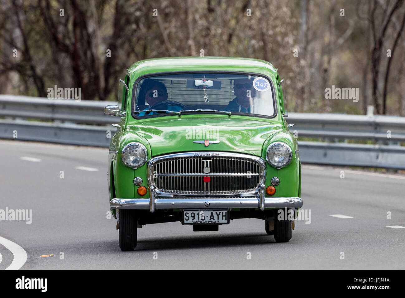 1954 Hillman Minx Vintage Sedan la conduite sur des routes de campagne près de la ville de Birdwood, Australie du Sud. Banque D'Images