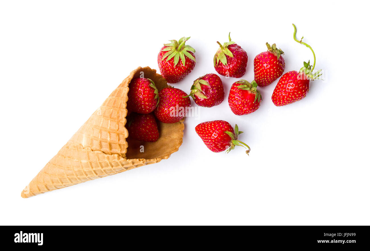 Fraises dans un cornet de crème glacée sur blanc Banque D'Images