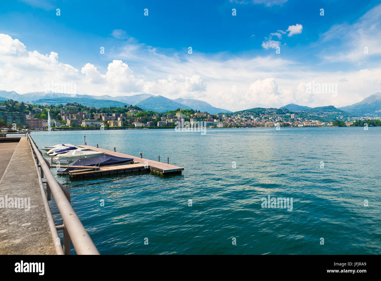 Ville de Lugano, le lac de Lugano, Suisse. Vue sur le golfe de Lugano sur une belle journée d'été Banque D'Images