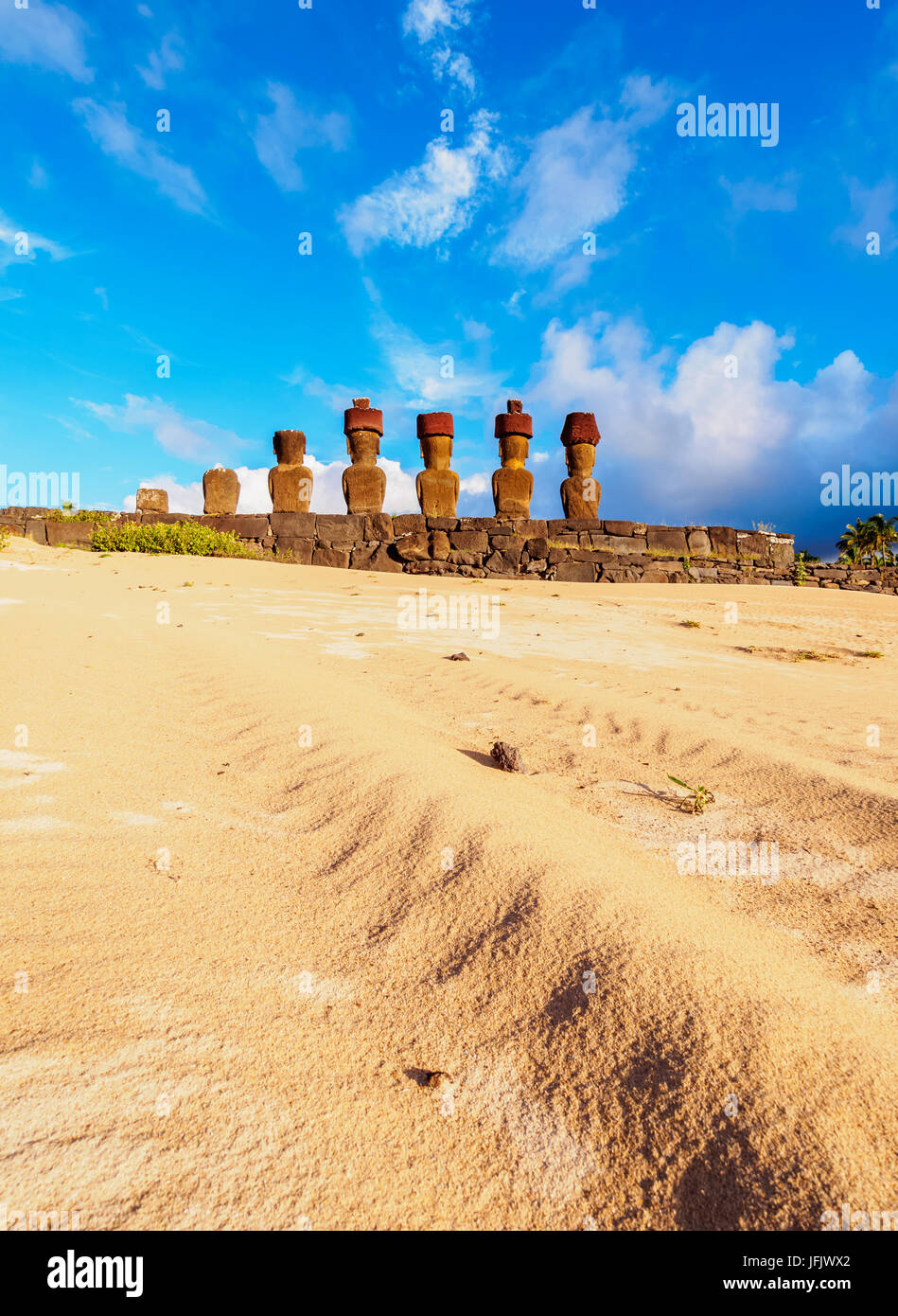 Dans Moais Ahu Nau Nau par la plage Anakena, parc national de Rapa Nui, l'île de Pâques, Chili Banque D'Images