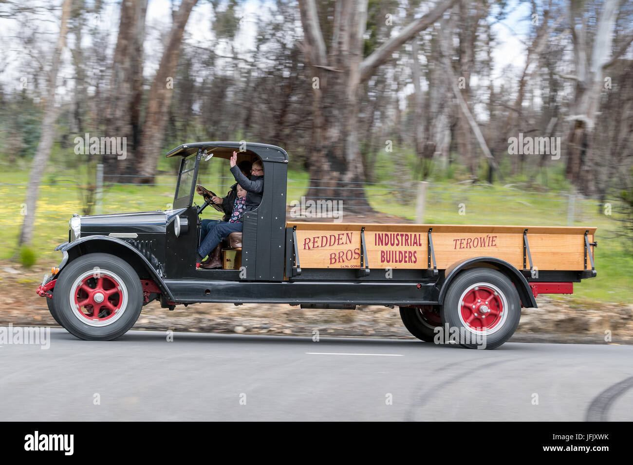 Vintage 1926 Camion International de la conduite sur des routes de campagne près de la ville de Birdwood, Australie du Sud. Banque D'Images