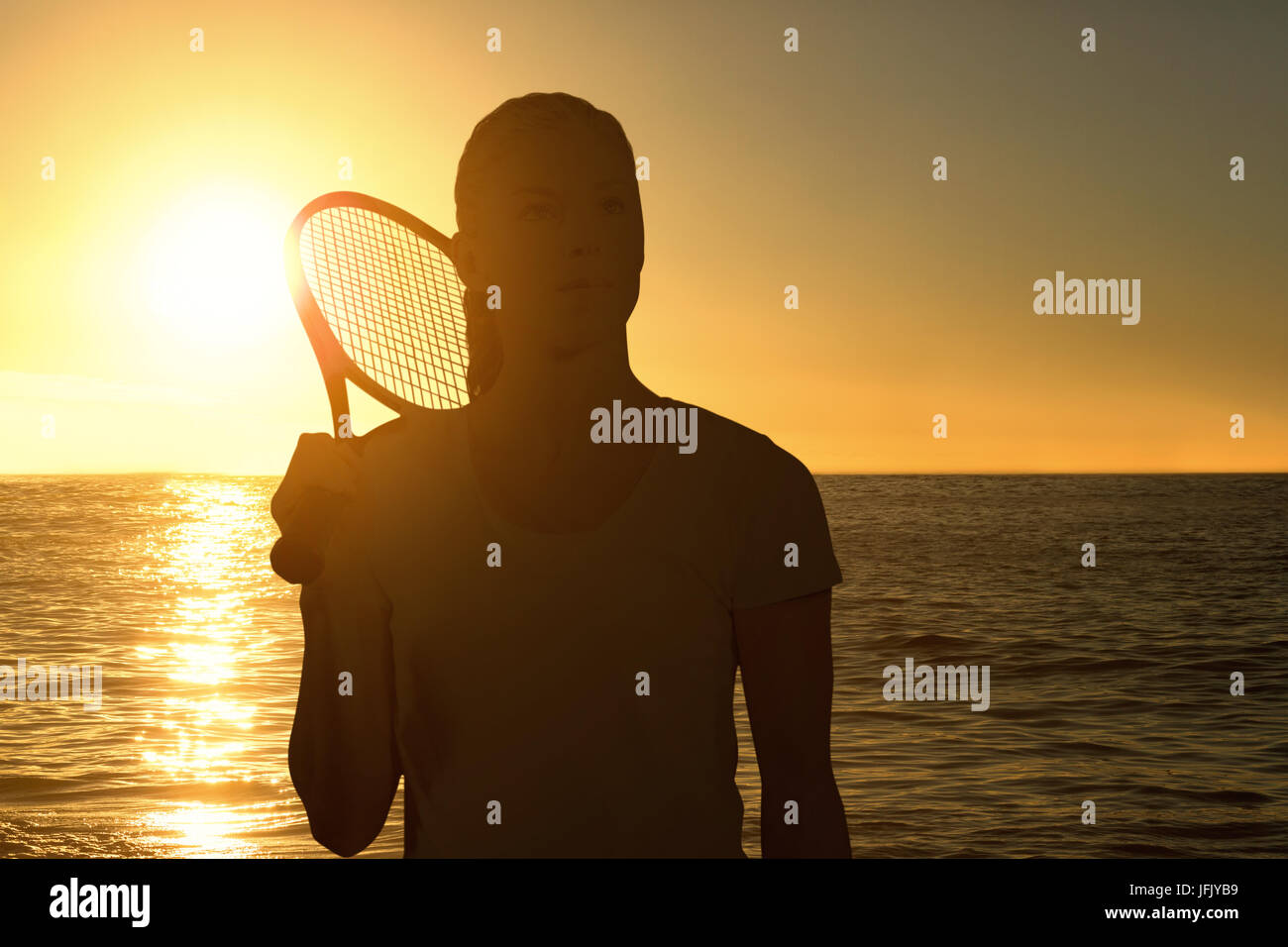 Image composite de tennis player posant avec racket Banque D'Images