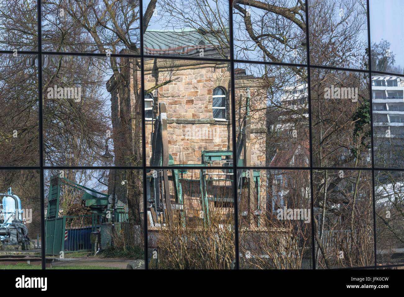 Belle façade de l'immeuble de verre avec des reflets de bâtiments environnants et de la nature. Banque D'Images