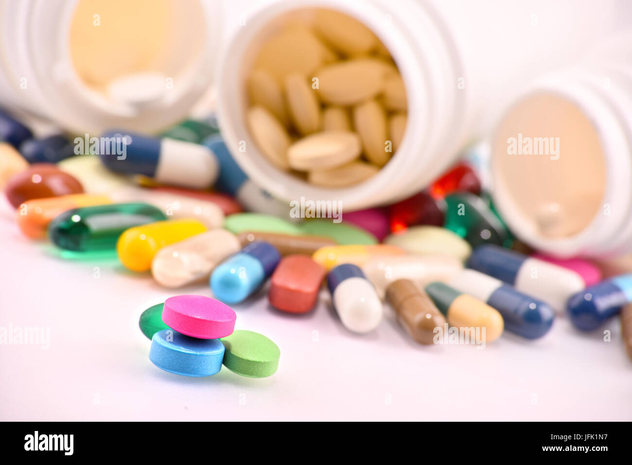 La composition avec variété de pilules de drogue et les conteneurs Banque D'Images