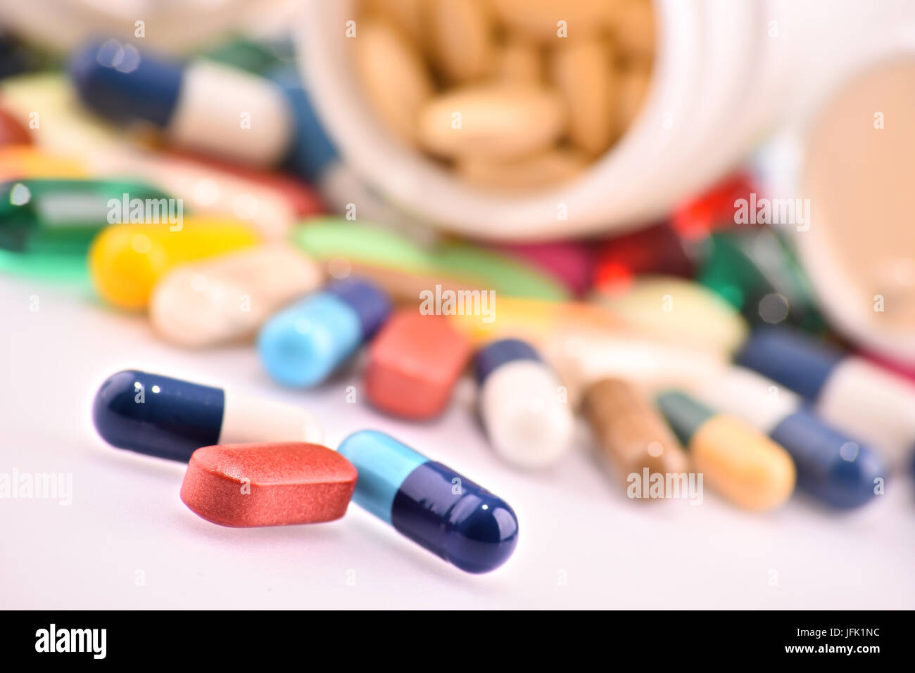 La composition avec variété de pilules de drogue et les conteneurs Banque D'Images