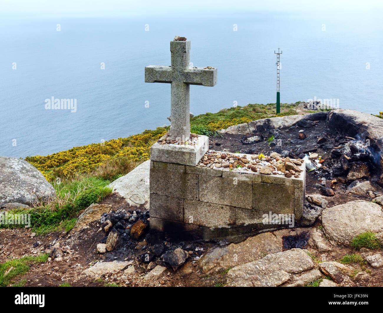 Croix et cheminée sur le cap Fisterra (Galice, Espagne). Banque D'Images