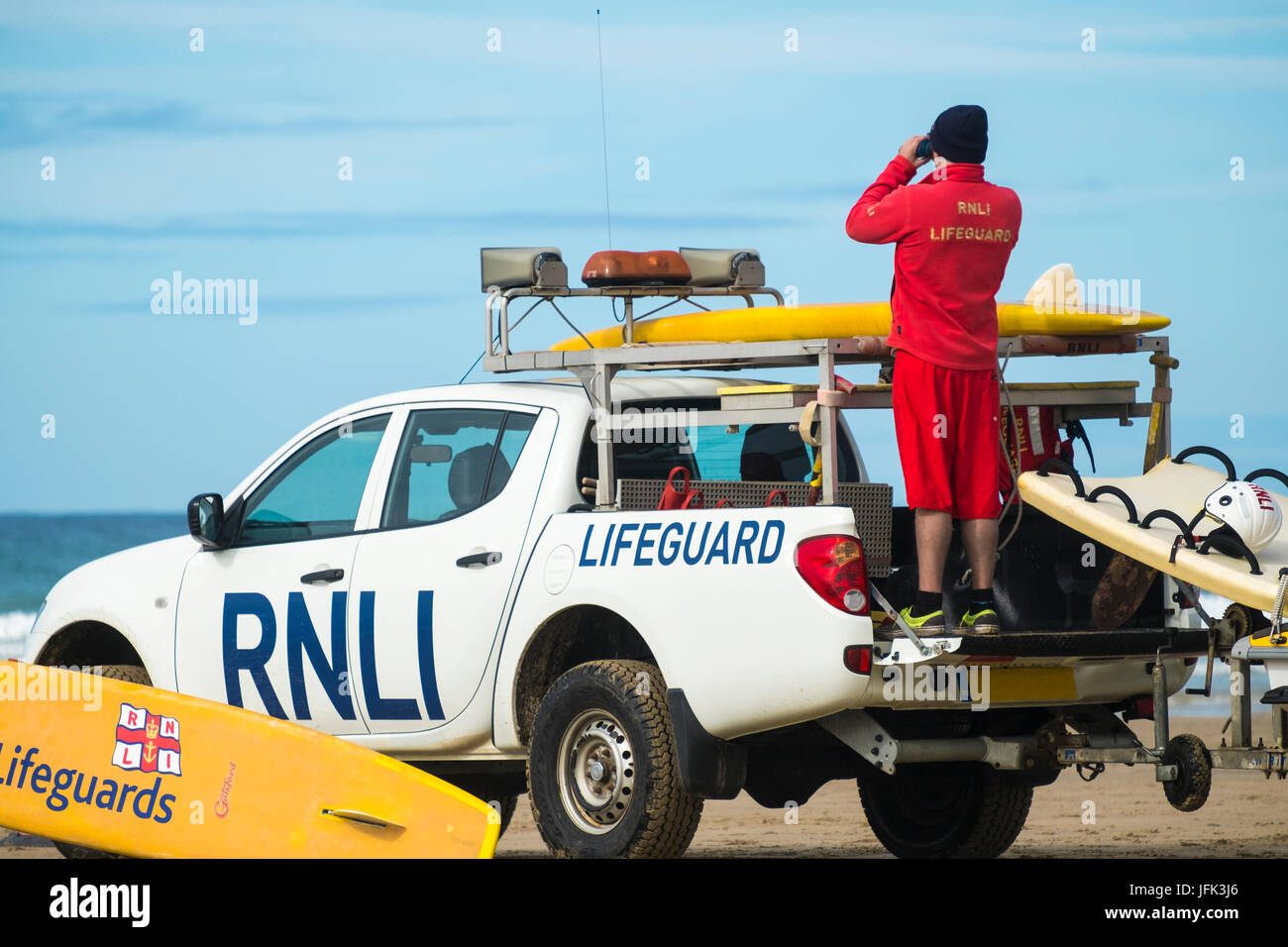 Pick-up de la RNLI en patrouille sur la plage à Cornwall Banque D'Images