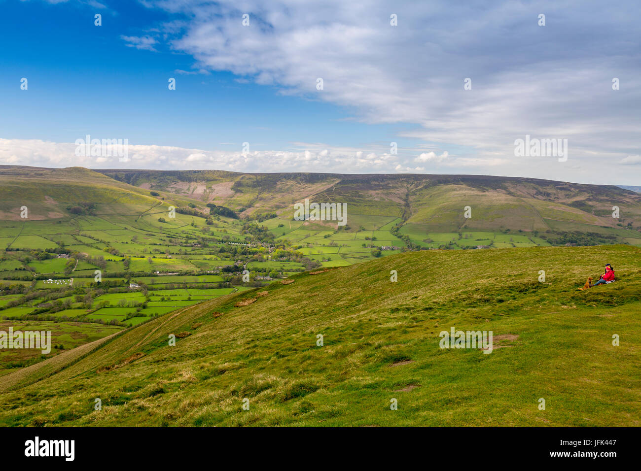 Edale village avec Kinder Scout au-delà vue depuis le sommet de Mam Tor dans le Peak District, Derbyshire, Angleterre, RU Banque D'Images