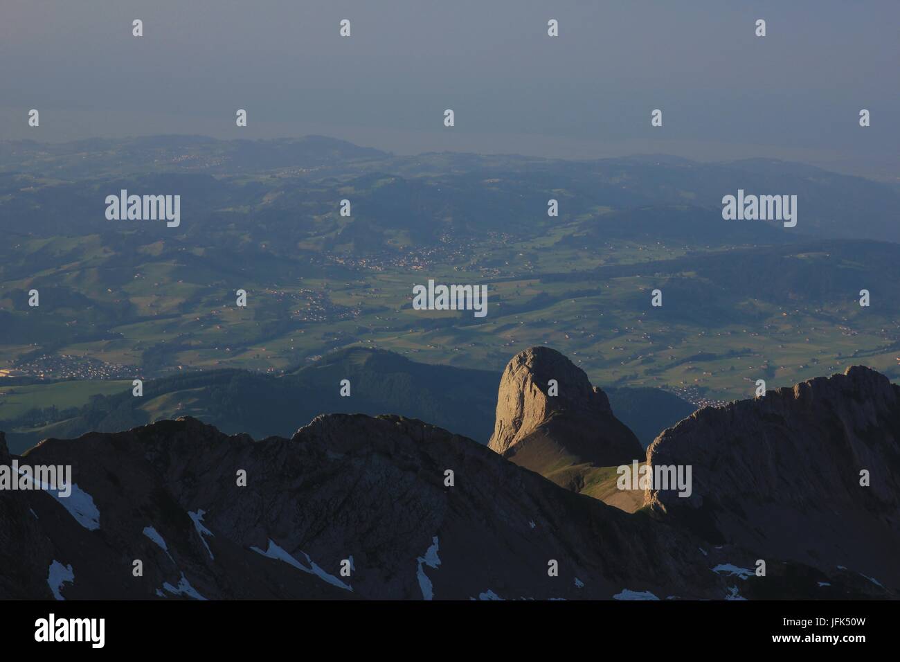 Scène d'été dans les Alpes suisses. Ohrlikopf rock formation, vu de la montagne De Santis. Banque D'Images