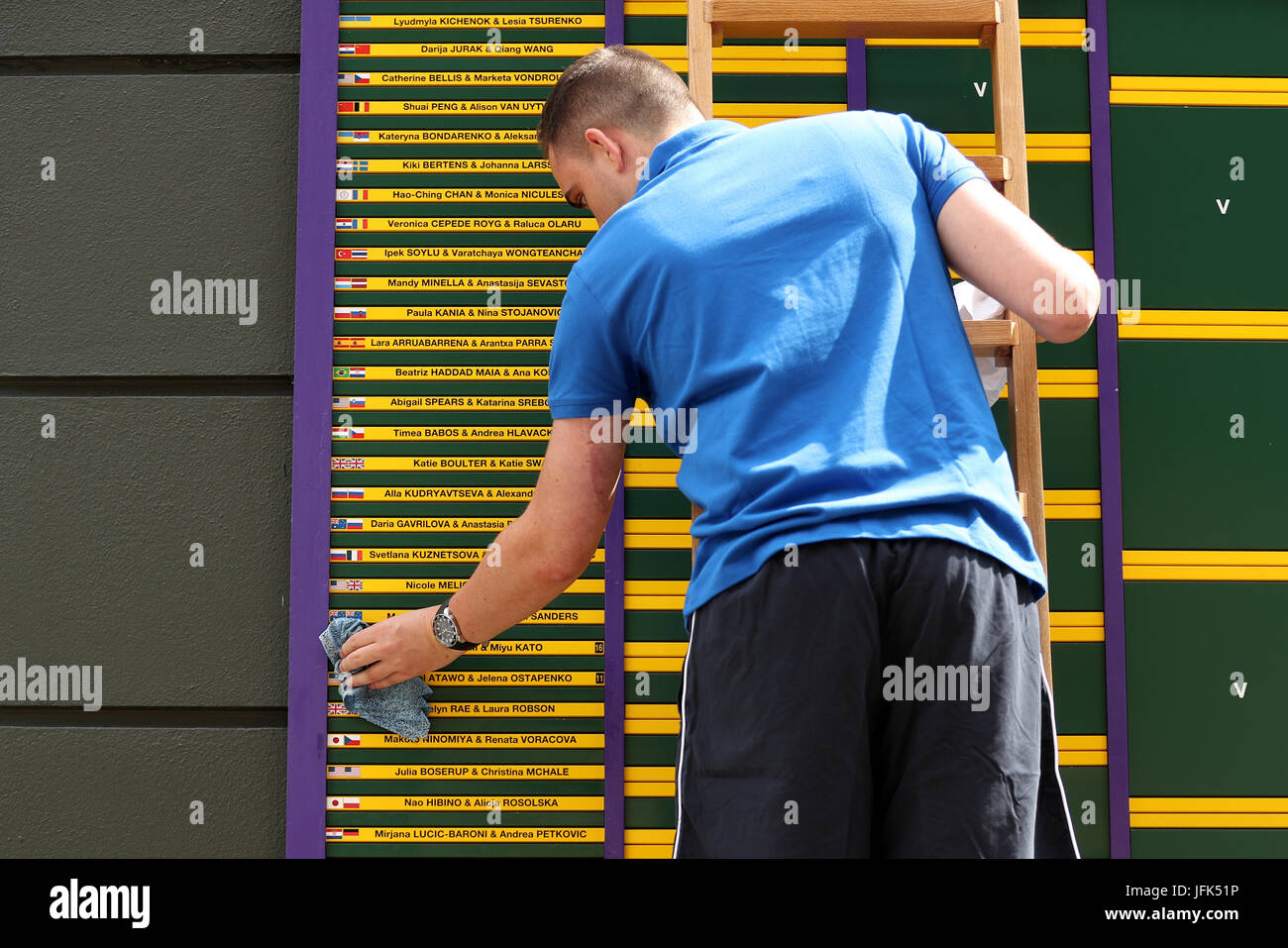 Le tournoi de sélection est nettoyé pendant une journée à l'aperçu le All England Lawn Tennis et croquet Club, Londres. Banque D'Images