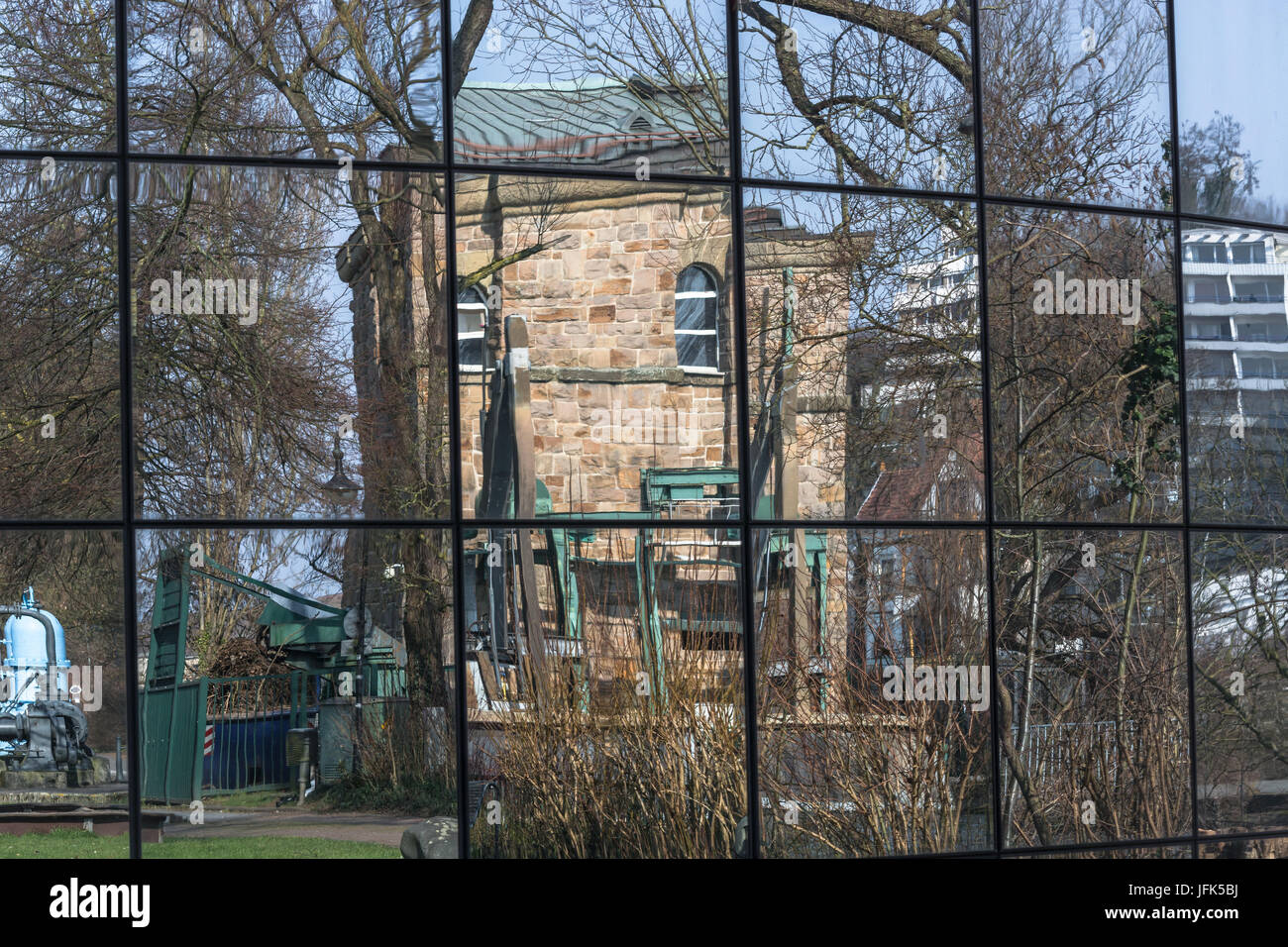Belle façade de l'immeuble de verre avec des reflets de bâtiments environnants et de la nature. Banque D'Images