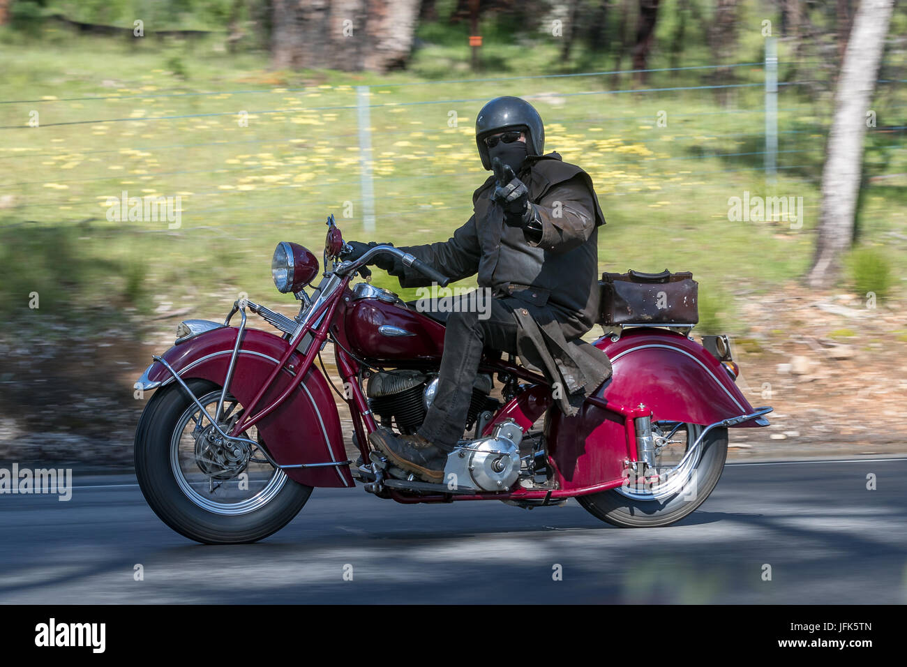 Indian Motorcycle Vintage sur les routes de campagne près de la ville de Birdwood, Australie du Sud. Banque D'Images