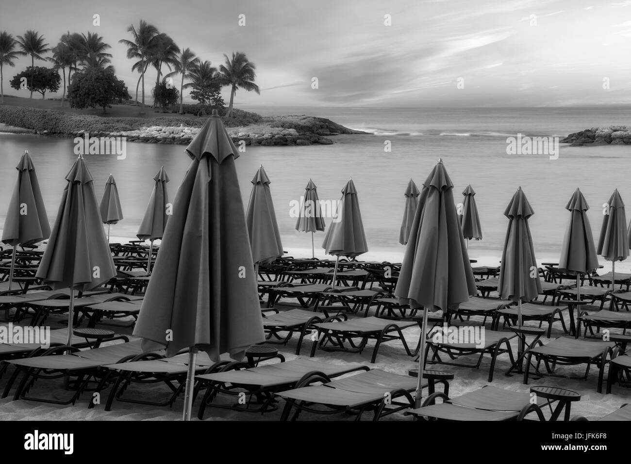 Chaises de plage et parasols pas ouvert avant le jour commence. Ko Olina, Oahu, Hawaii Banque D'Images