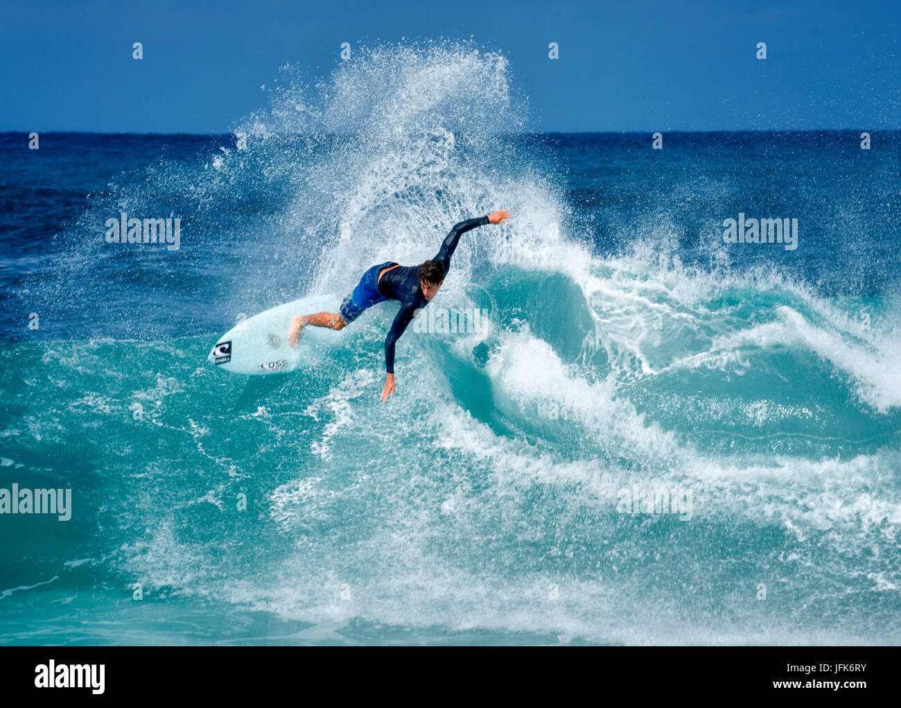 Surfer des vagues de coupe. Oahu, Hawaii Banque D'Images