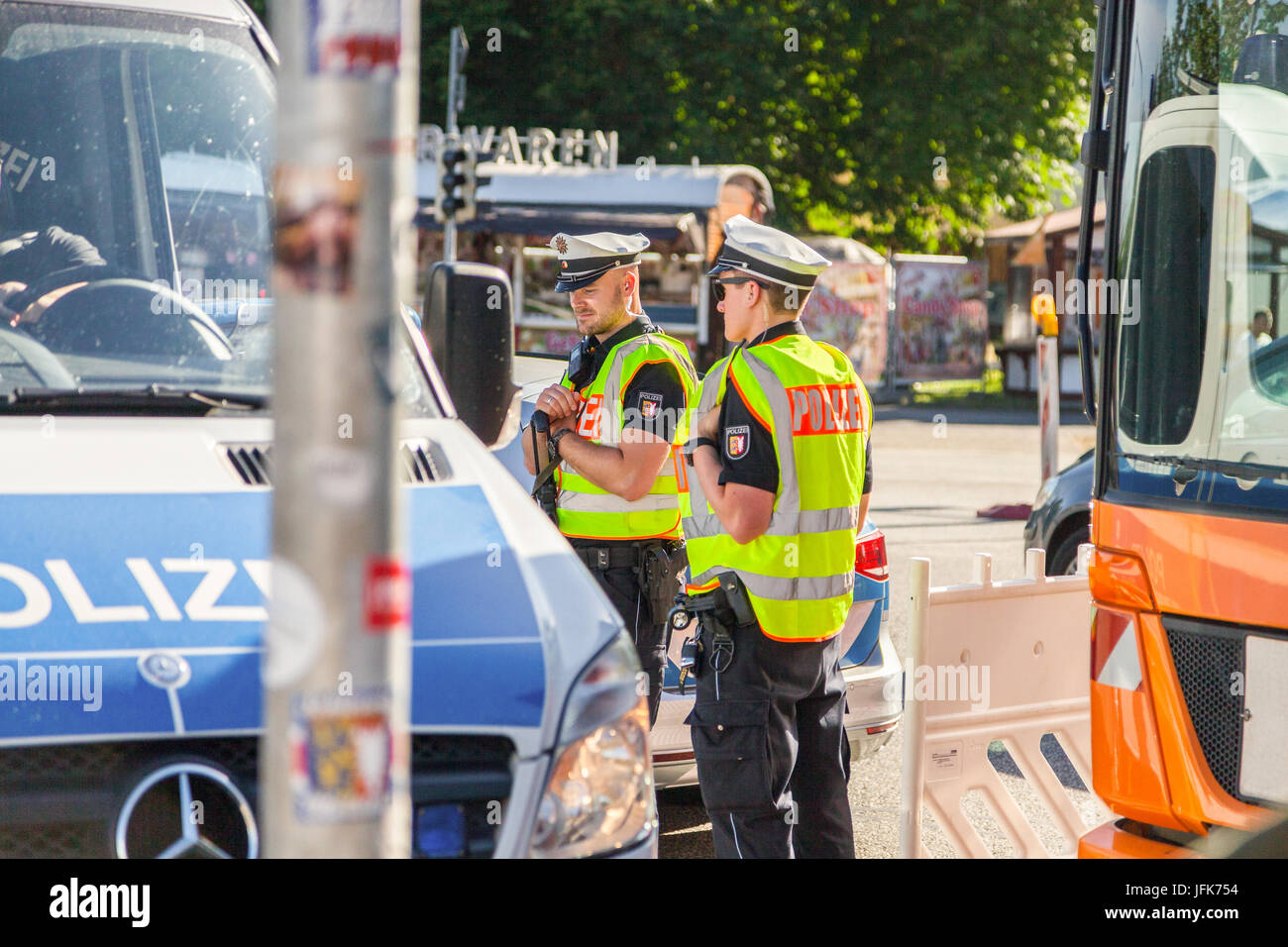 KIEL / ALLEMAGNE - 20 juin 2017 : deux policier allemand se dresse sur une barricade sur l'activité publique Kieler Woche Banque D'Images