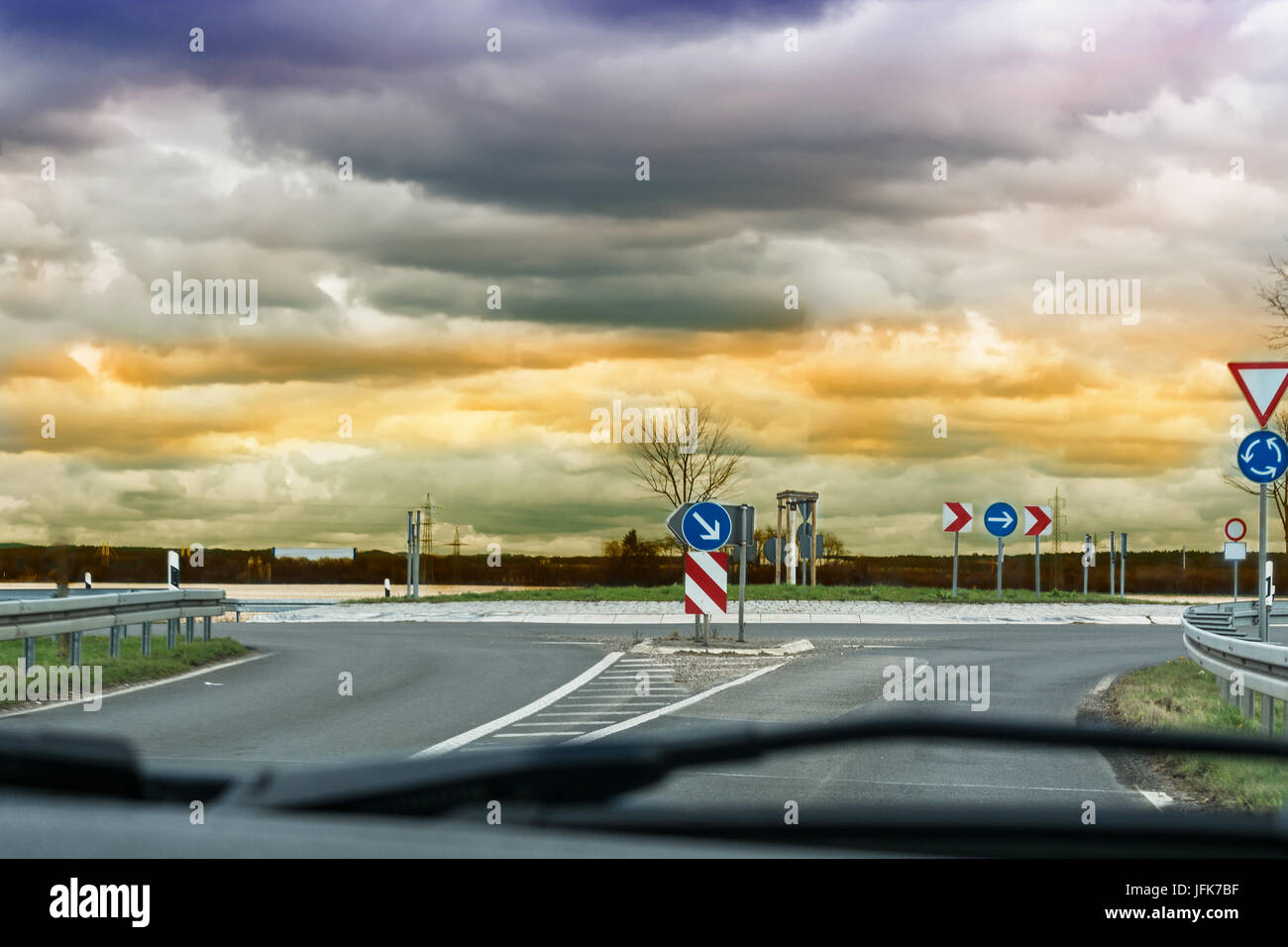 À travers le pare-brise d'une voiture sur la route. Banque D'Images