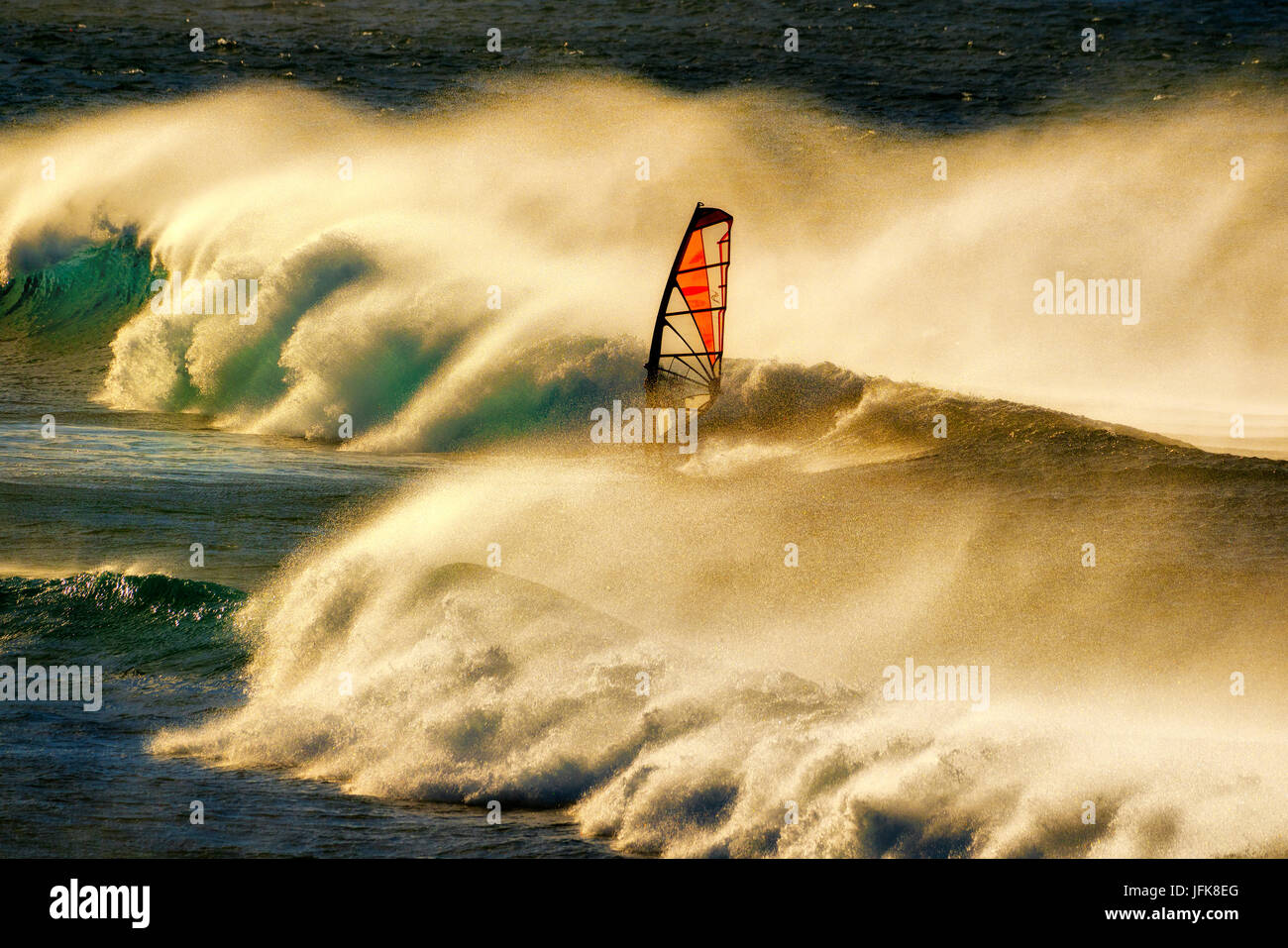 Wind surfer et off shore vents soufflant dessus des vagues. Vu de Hookalpa Lookout. Maui, Hawaii Banque D'Images