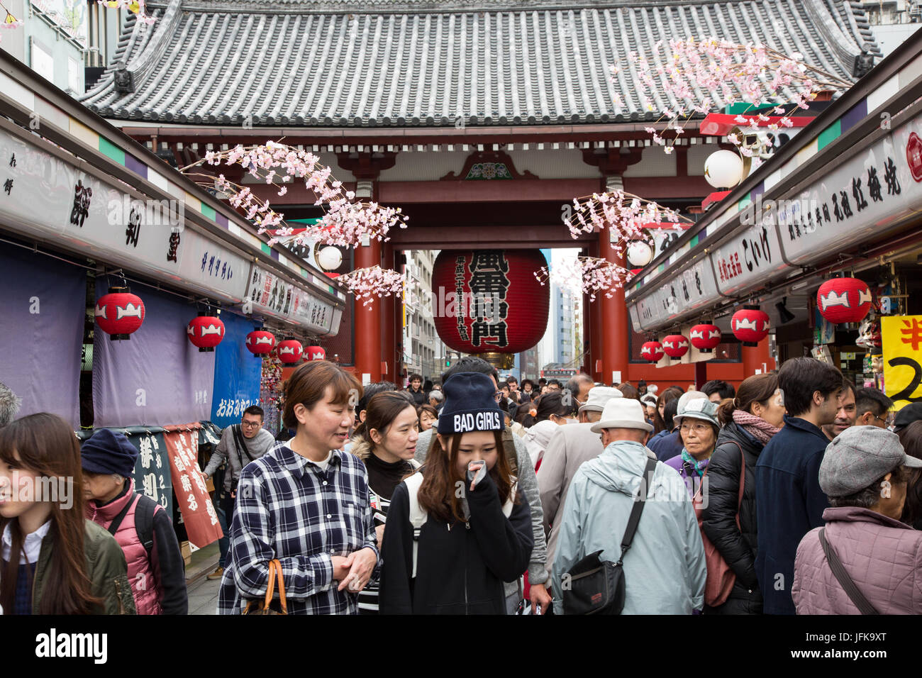 Une foule de temple d'Asakusa à Tokyo, Japon Banque D'Images
