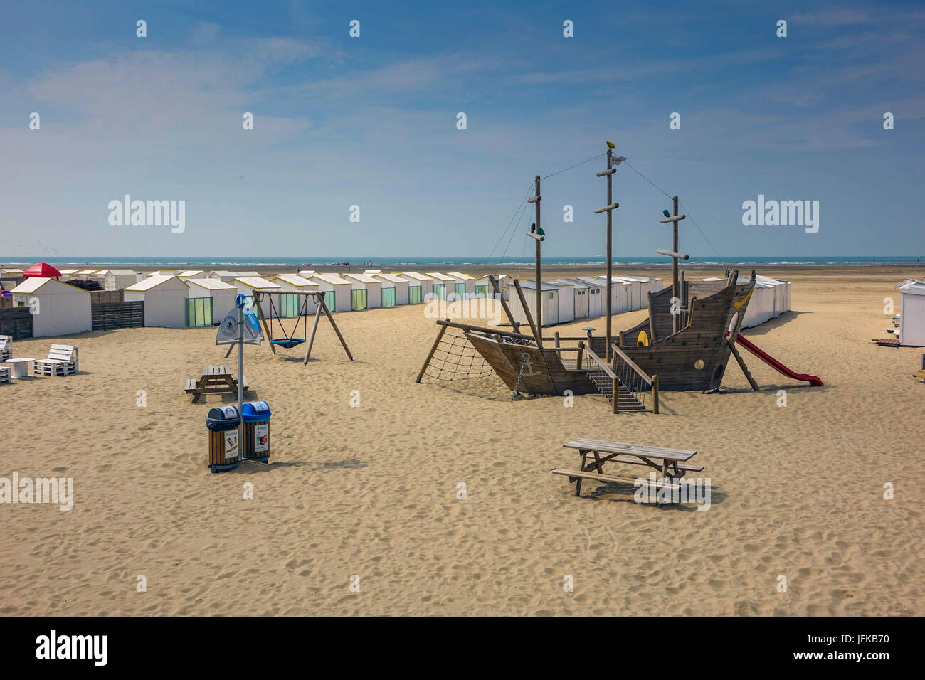 Scène de plage avec cabines de plage blanche, Zeebrugge, Belgique Banque D'Images