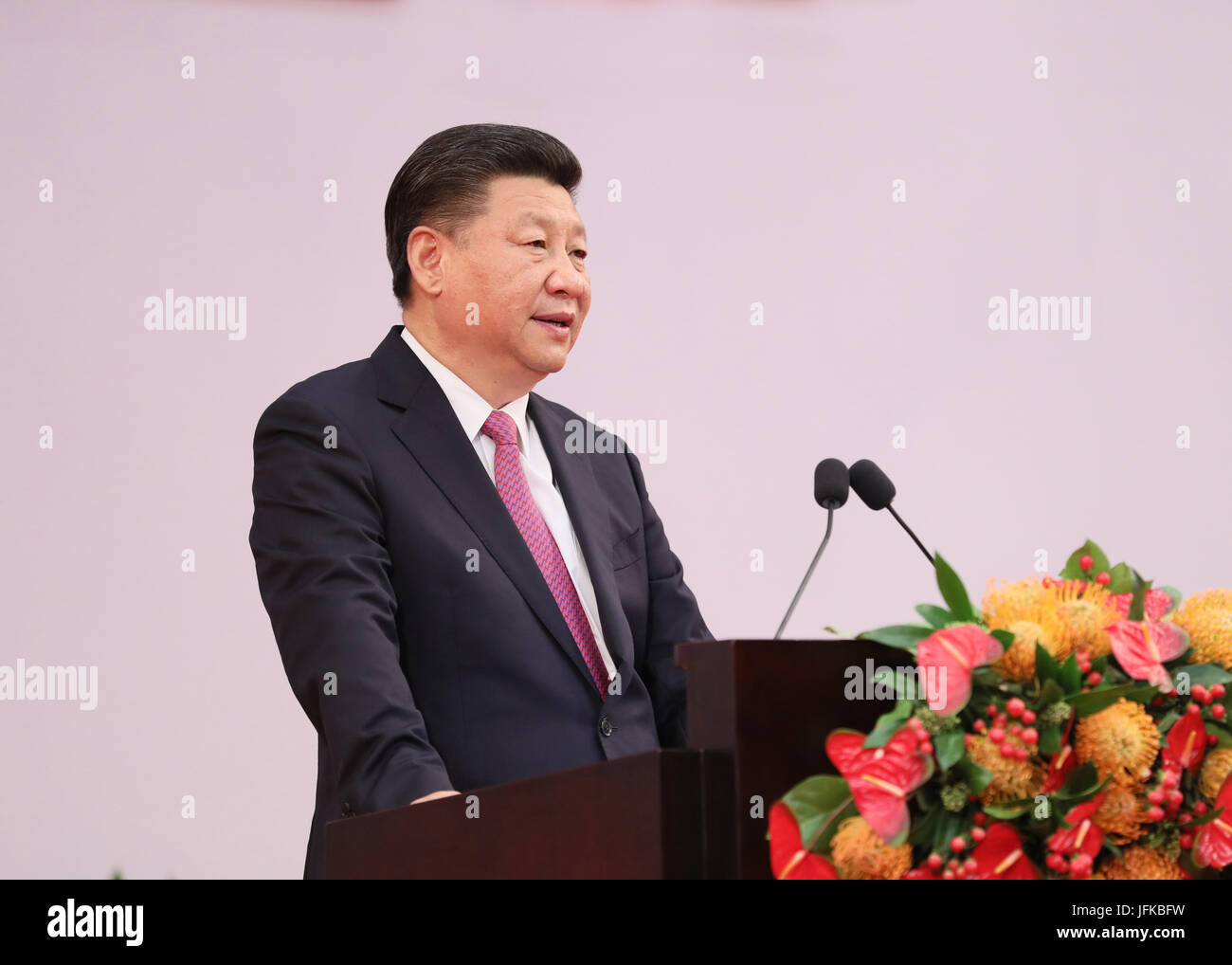 Hong Kong, Chine. 1er juillet 2017. Le président chinois Xi Jinping fait de commentaires lors d'un rassemblement célébrant le 20e anniversaire de la déclaration de Hong Kong à la mère patrie et la cérémonie inaugurale de la cinquième terme du gouvernement de la Région administrative spéciale de Hong Kong, à Hong Kong, Chine du sud, le 1 juillet 2017. Credit : Lan Hongguang/Xinhua/Alamy Live News Banque D'Images