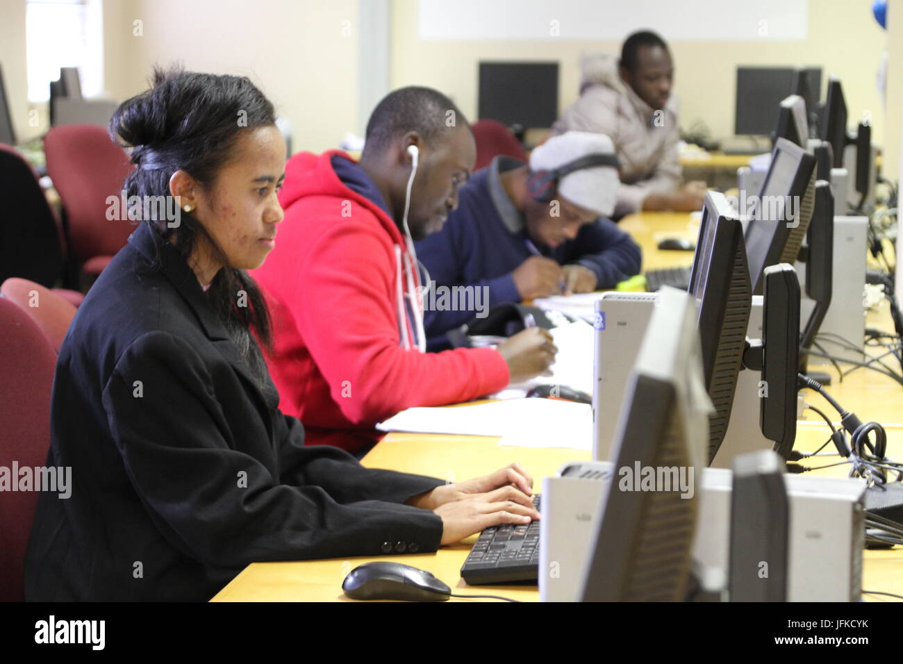 Valimbavaka Ranaivomanana, 26 (L) de Madagascar se trouve en face d'un ordinateur à l'African Institute for Mathematical Sciences (AIMS) à Muizenberg, ferme pas de Cape Town, Afrique du Sud, le 20 juin 2017. Institut de mathématiques de l'Afrique de l'est visant à trouver le prochain Einstein. Les jeunes génies de toute l'Afrique étudier ici. Certains rêvent d'un Prix Nobel. Photo : Kristin Palitza/dpa Banque D'Images