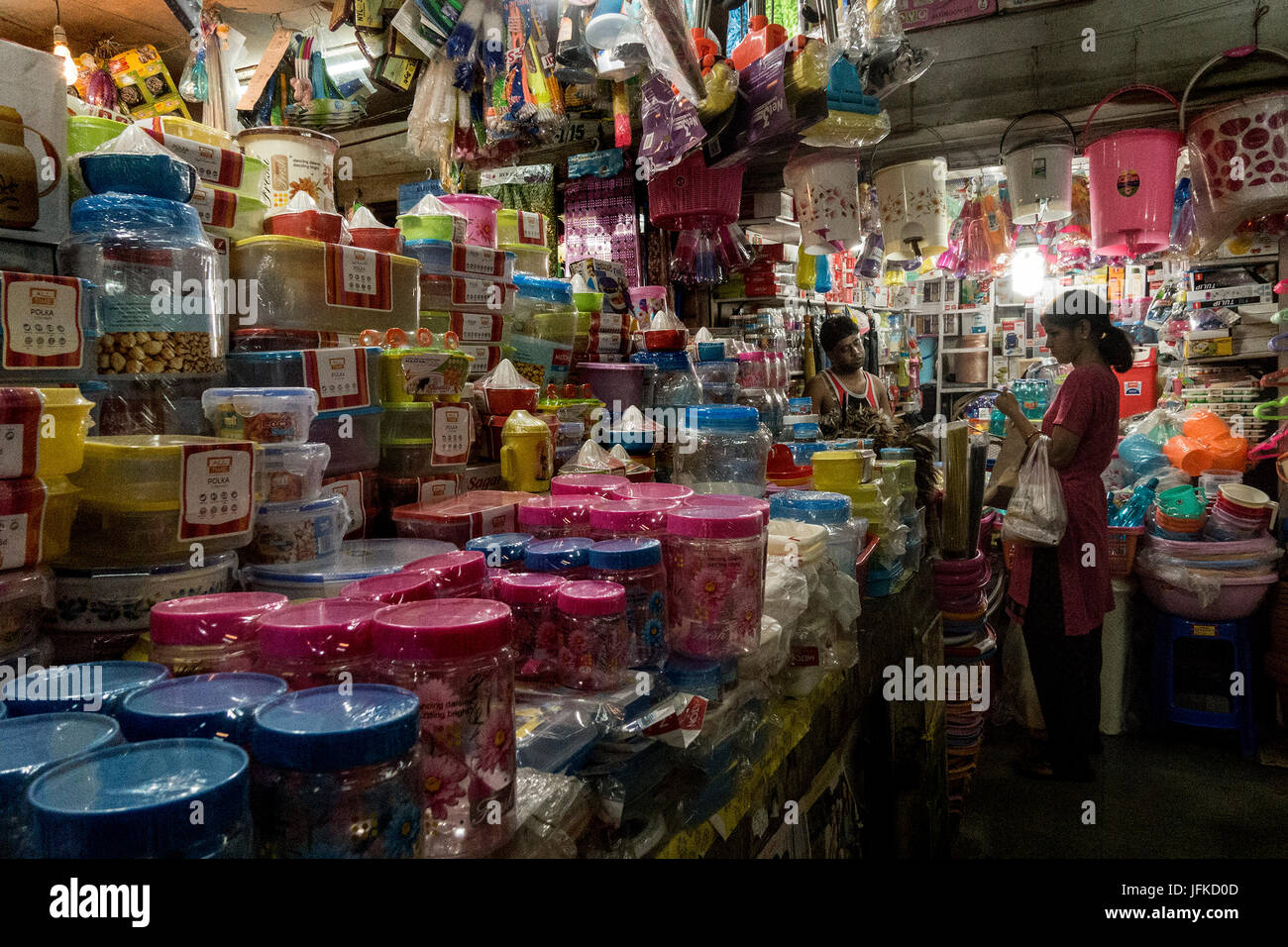 Kolkata. 1er juillet 2017. Photo prise le 1 juillet 2017 montre un magasin à Calcutta, capitale de l'Est de l'état indien du Bengale occidental. L'Inde tôt samedi déployé son plus grand projet d'une réforme fiscale dans ses 70 ans d'histoire après l'indépendance de l'autorité britannique en 1947. Le nouveau régime fiscal connu sous le nom de taxe sur les produits et services (TPS) remplace plus d'une douzaine d'état et de prélèvements fédéraux d'unifier une économie de 2 000 milliards de dollars américains et 1,3 milliard de personnes dans un marché unique. Photo : Xinhua Crédit/Tumpa Mondal/Xinhua/Alamy Live News Banque D'Images