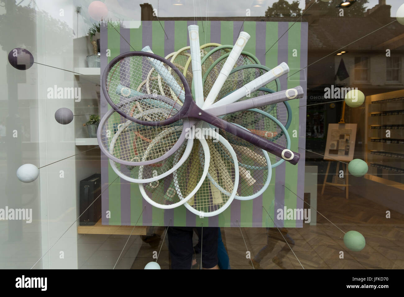 Wimbledon, Londres, Royaume-Uni. 1er juillet 2017. Magasins, restaurants et bars décorer leurs fenêtres avec tennis thèmes pour les deux semaines de la tennis championships qui commencent lundi 3 juillet. Credit : Malcolm Park/Alamy Live News. Banque D'Images