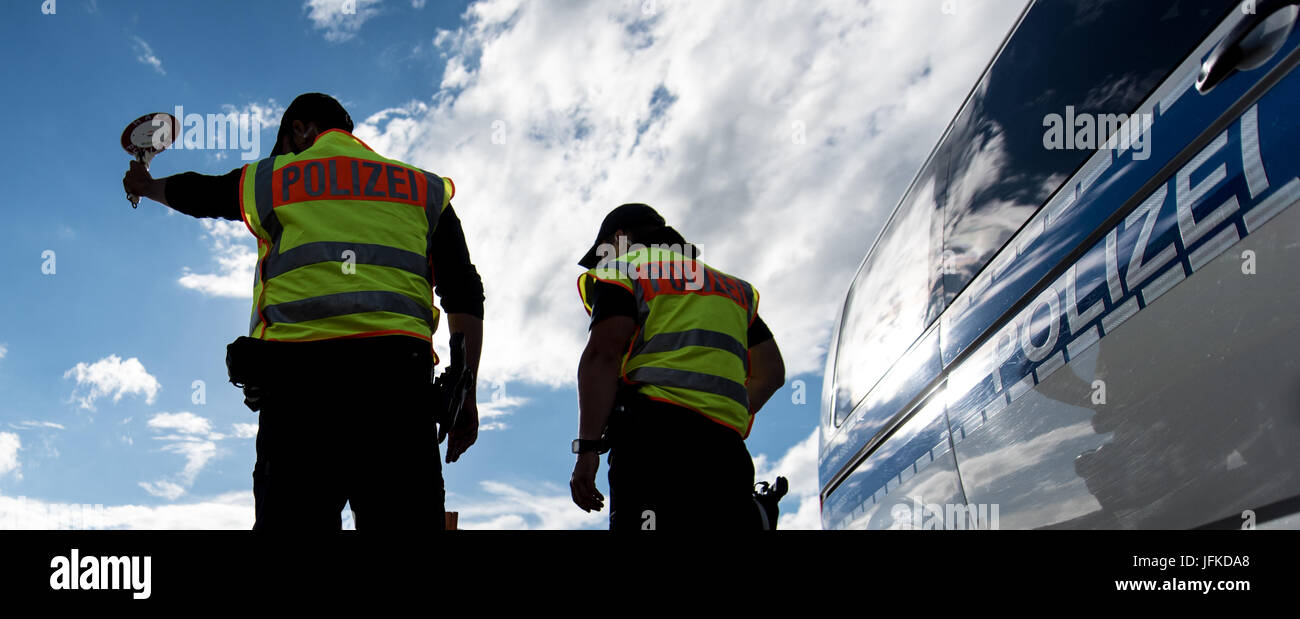 Les officiers de la Police fédérale d'inspecter le trafic automobile au passage de la frontière entre l'Allemagne et la Suisse à Weil am Rhein, Allemagne, 29 juin 2017. L'allemand a introduit des contrôles aux frontières pour un mois avant le Sommet du G20 à Hambourg. Photo : Patrick Seeger/dpa Banque D'Images