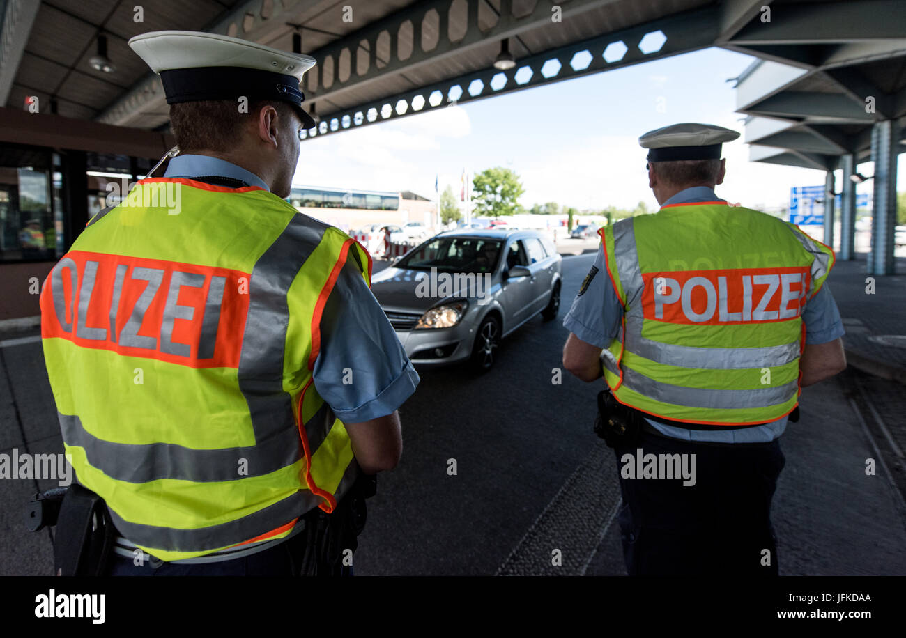 Les officiers de la Police fédérale d'inspecter le trafic automobile au passage de la frontière entre l'Allemagne et la Suisse à Weil am Rhein, Allemagne, 29 juin 2017. L'allemand a introduit des contrôles aux frontières pour un mois avant le Sommet du G20 à Hambourg. Photo : Patrick Seeger/dpa Banque D'Images