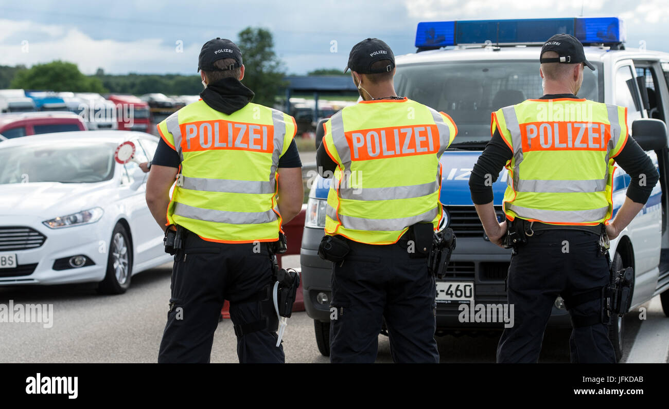 Les officiers de la Police fédérale d'inspecter le trafic automobile au passage de la frontière entre l'Allemagne et la Suisse à Weil am Rhein, Allemagne, 29 juin 2017. L'allemand a introduit des contrôles aux frontières pour un mois avant le Sommet du G20 à Hambourg. Photo : Patrick Seeger/dpa Banque D'Images