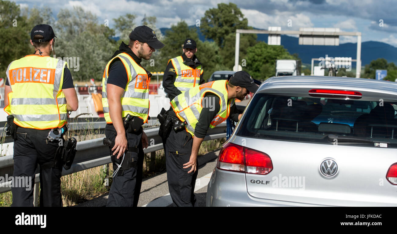 Les officiers de la Police fédérale d'inspecter le trafic automobile au passage de la frontière entre l'Allemagne et la Suisse à Weil am Rhein, Allemagne, 29 juin 2017. L'allemand a introduit des contrôles aux frontières pour un mois avant le Sommet du G20 à Hambourg. Photo : Patrick Seeger/dpa Banque D'Images