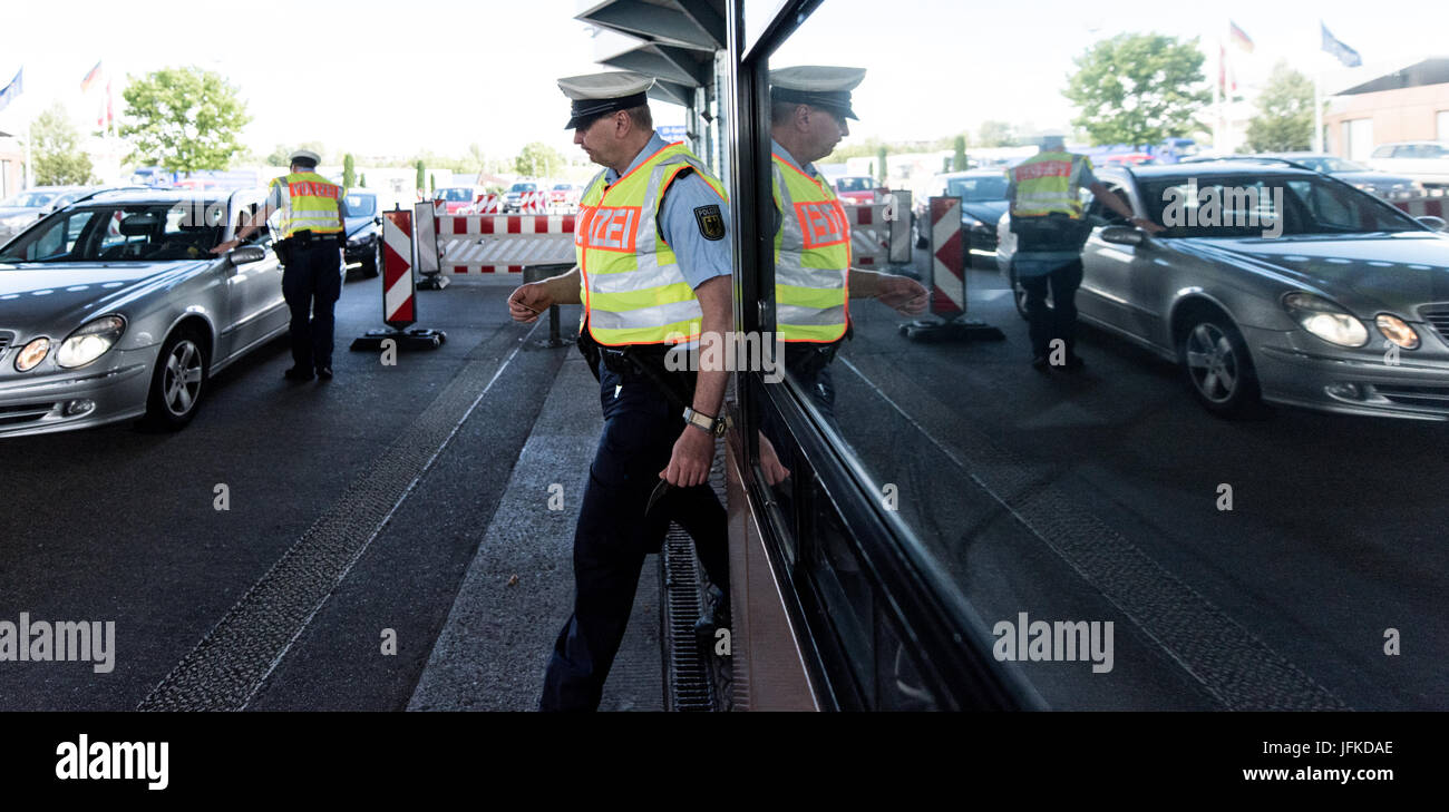 Les officiers de la Police fédérale d'inspecter le trafic automobile au passage de la frontière entre l'Allemagne et la Suisse à Weil am Rhein, Allemagne, 29 juin 2017. L'allemand a introduit des contrôles aux frontières pour un mois avant le Sommet du G20 à Hambourg. Photo : Patrick Seeger/dpa Banque D'Images