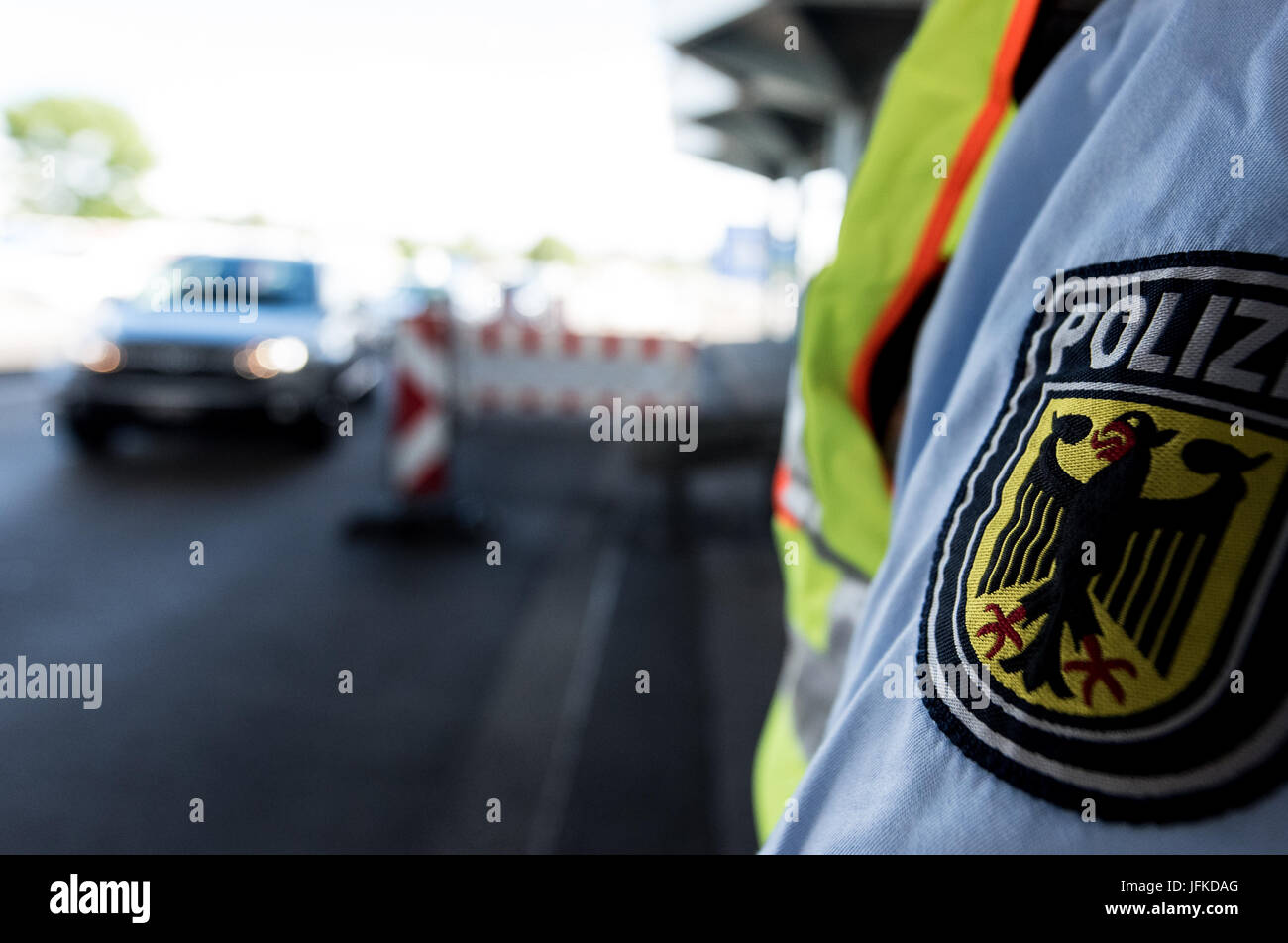 Les officiers de la Police fédérale d'inspecter le trafic automobile au passage de la frontière entre l'Allemagne et la Suisse à Weil am Rhein, Allemagne, 29 juin 2017. L'allemand a introduit des contrôles aux frontières pour un mois avant le Sommet du G20 à Hambourg. Photo : Patrick Seeger/dpa Banque D'Images