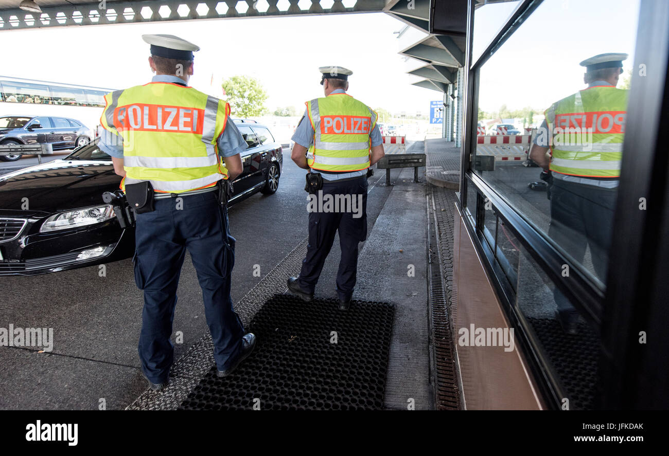 Les officiers de la Police fédérale d'inspecter le trafic automobile au passage de la frontière entre l'Allemagne et la Suisse à Weil am Rhein, Allemagne, 29 juin 2017. L'allemand a introduit des contrôles aux frontières pour un mois avant le Sommet du G20 à Hambourg. Photo : Patrick Seeger/dpa Banque D'Images