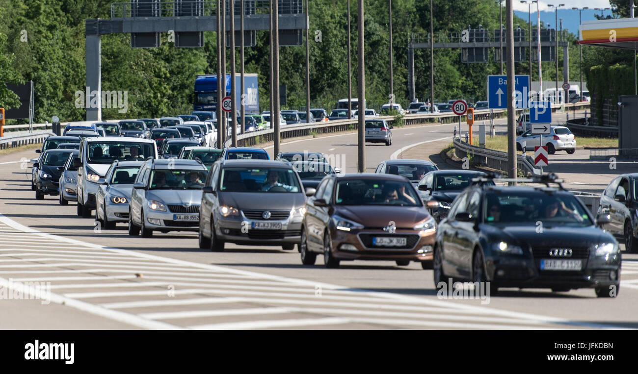 Les véhicules alignés au passage de la frontière entre l'Allemagne et la Suisse à Weil am Rhein, Allemagne, 29 juin 2017. L'allemand a introduit des contrôles aux frontières pour un mois avant le Sommet du G20 à Hambourg. Photo : Patrick Seeger/dpa Banque D'Images