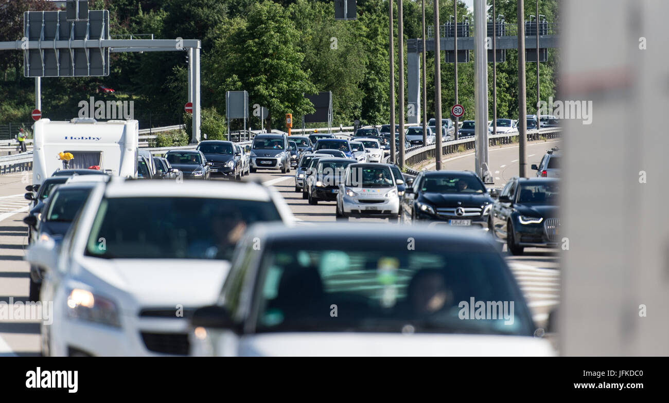 Les véhicules alignés au passage de la frontière entre l'Allemagne et la Suisse à Weil am Rhein, Allemagne, 29 juin 2017. L'allemand a introduit des contrôles aux frontières pour un mois avant le Sommet du G20 à Hambourg. Photo : Patrick Seeger/dpa Banque D'Images